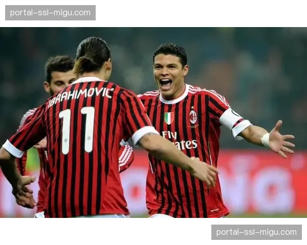 特写：欧冠之夜，AC米兰南看台巨型TIFO致敬马尔蒂尼