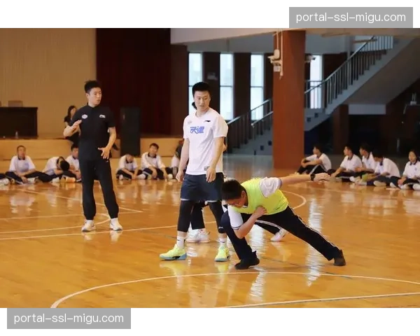 CBA与教育部联合推出校园篮球教学视频，由现役球员示范基本功