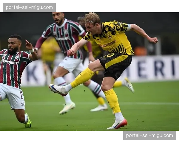 多特蒙德全队抵达曼彻斯特，遭遇大雨天气训练受影响