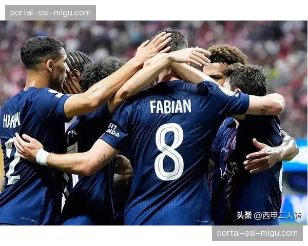 法国杯半决赛花絮：巴黎圣日耳曼球迷高歌致敬即将离任的纳赛尔主席